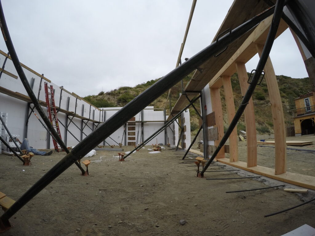 Braced ICF walls with alignment system and pump hose